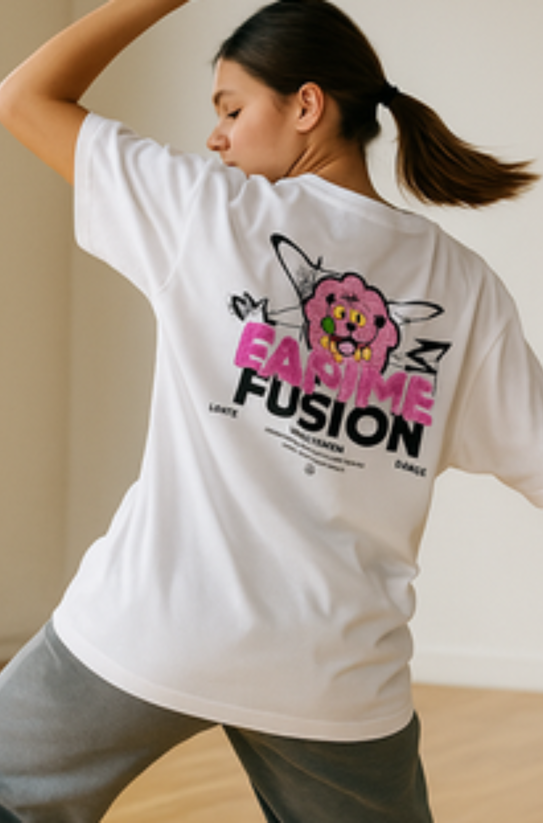 biały tshirt oversize z różowym napisem famme fusion. uszyty z dobrej bawełny, prezentowany na modelce. Nadruk na plecach