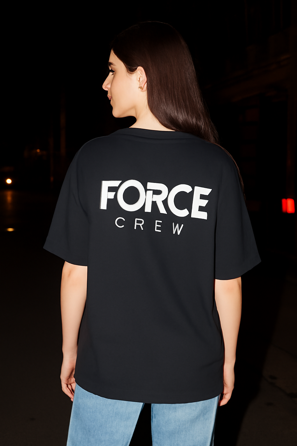 Czarna koszulka z białym napisem force crew na wysokości łopatek. Prezentowana na modelce. Widok z tyłu.
