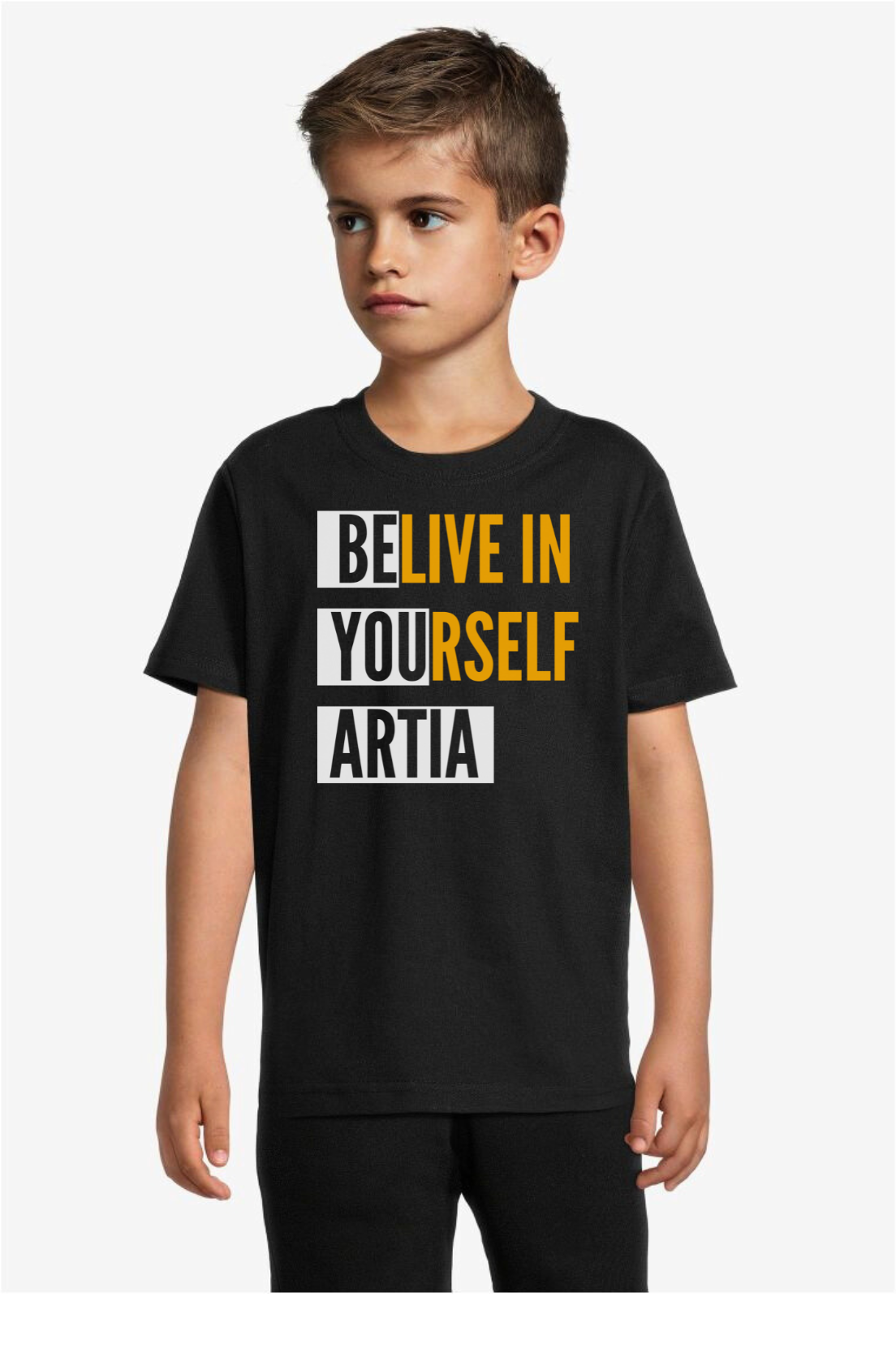 Czarny tshirt dziecięcy z biało żóltym napisem believe in yourself. uszyty z dobrej bawełny, prezentowany na modelce. Nadruk na przodzie