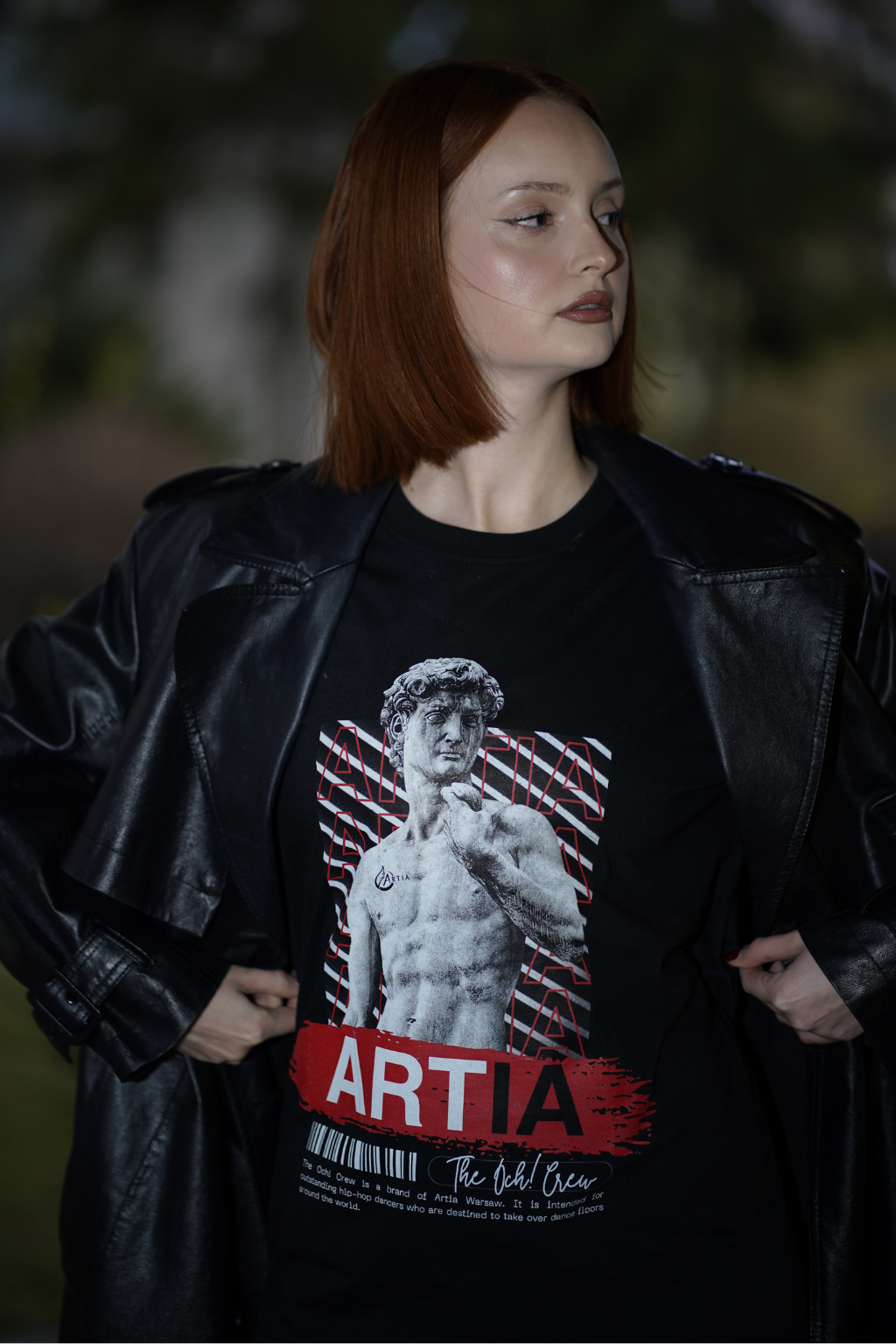Czarny tshirt oversize z obrazkiem greckiego pomnika z artystycznym czerwonym wzorem wkoponowanym w całość. uszyty z dobrej bawełny, prezentowany na modelce. Nadruk na przodzie
