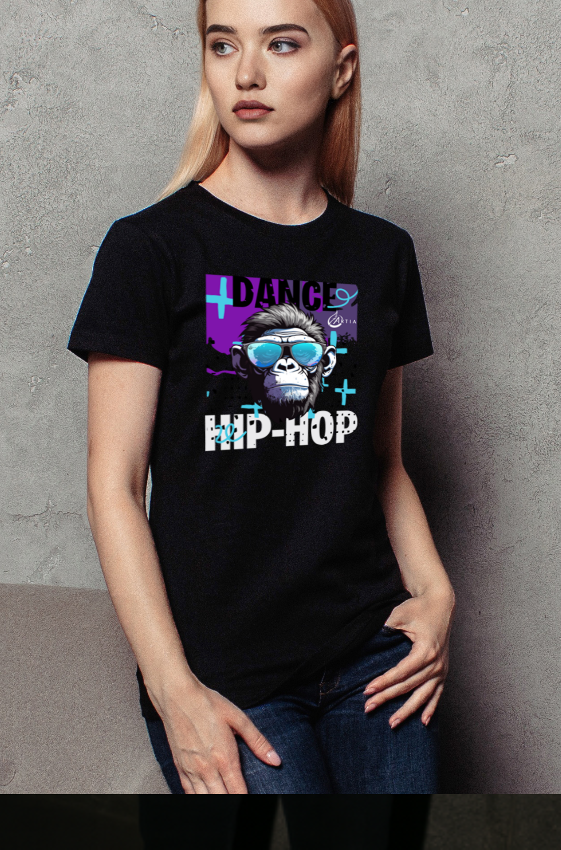 Czarny tshirt dziecięcy z białym napisem hip hop wkoponowanym w niebiesko fioletowy obrazek przedstawiający głowe szympansa noszącym okulary. uszyty z dobrej bawełny, prezentowany na modelce. Nadruk na przodzie