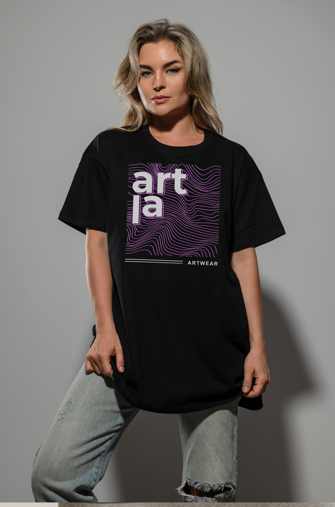 Czarny tshirt oversize z fioletowym artystycznym wzorem wkoponowanym w kwadrat z białym napisem, art ja. uszyty z dobrej bawełny, prezentowany na modelce. Nadruk na przodzie