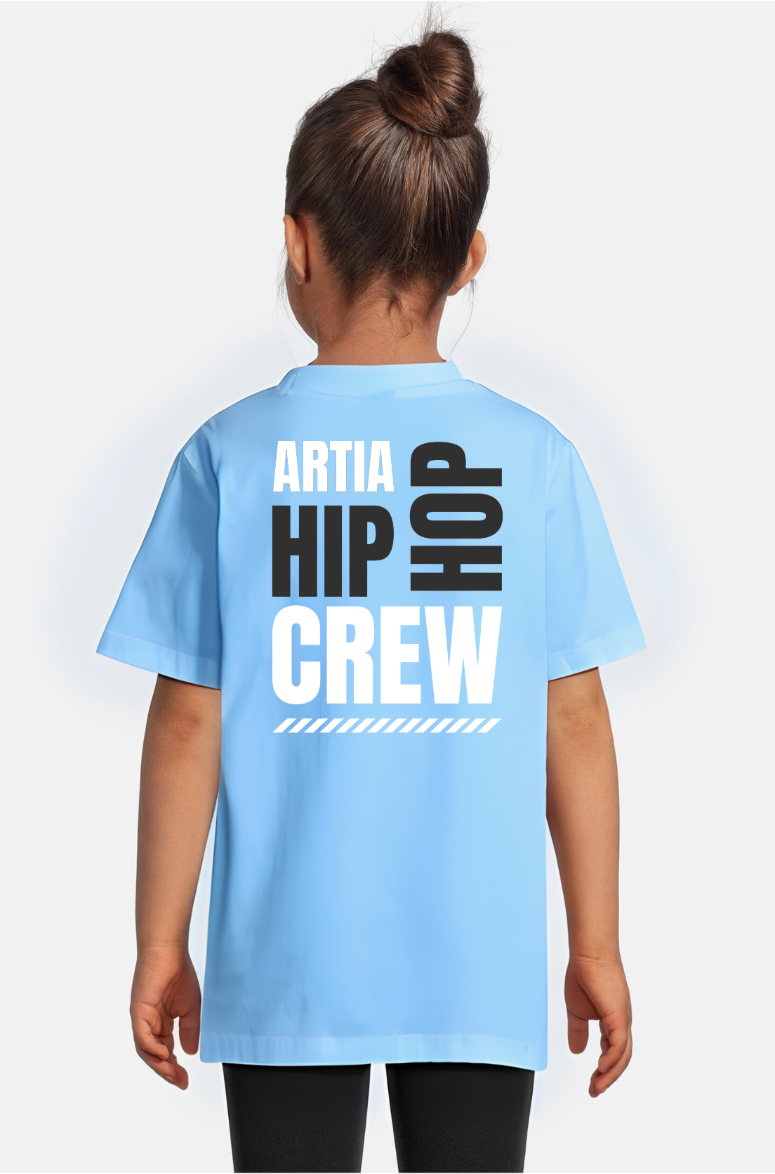 błękitna koszulka dziecięca. biało czarny napis hip hop crew na plecach. prezentowane na modelce. widok z tyłu.