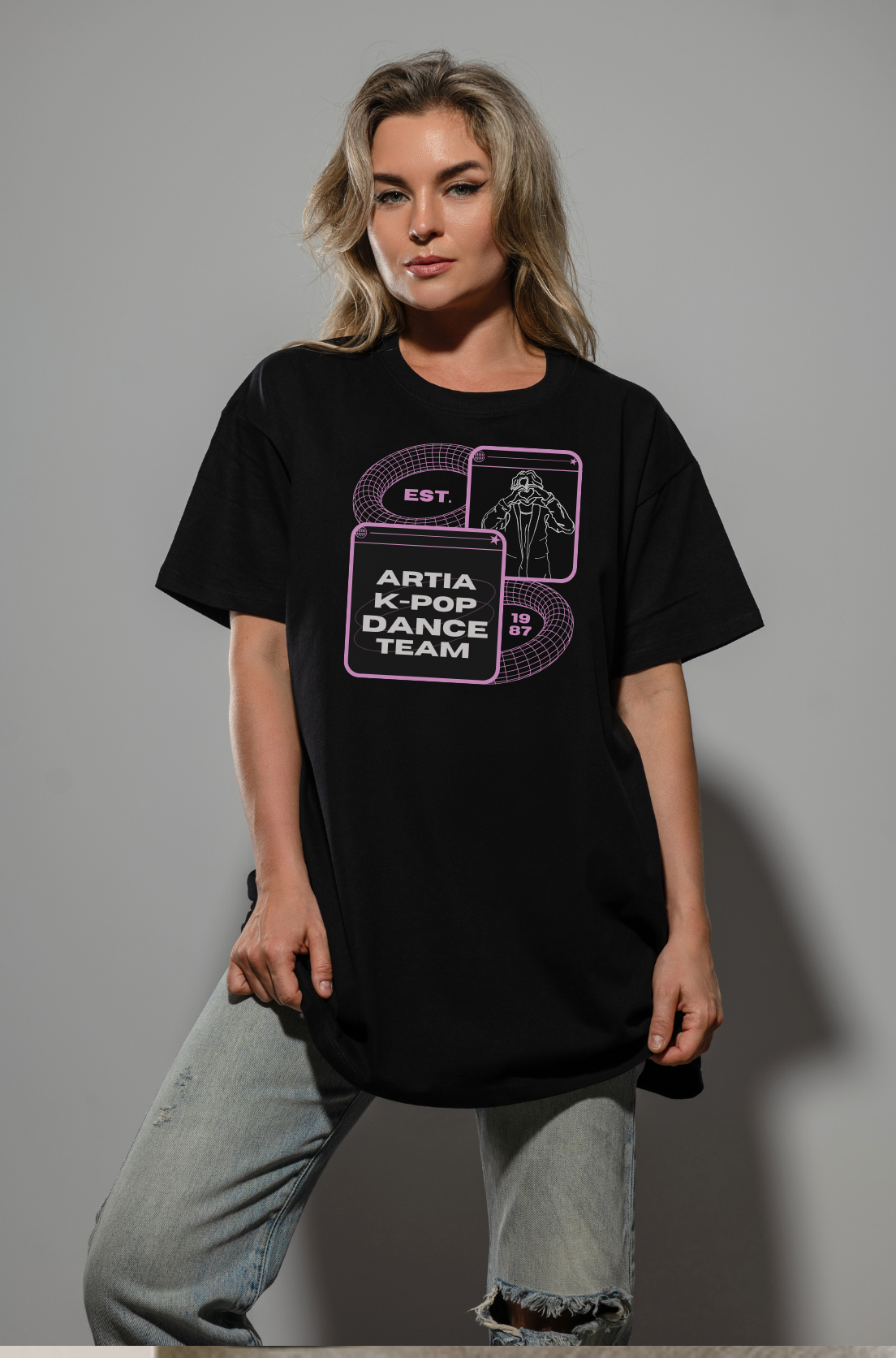 Czarny tshirt oversize z białym napisem kpop dance team wkoponowanym w różowe dwa kwadraty. uszyty z dobrej bawełny, prezentowany na modelce. Nadruk na przodzie