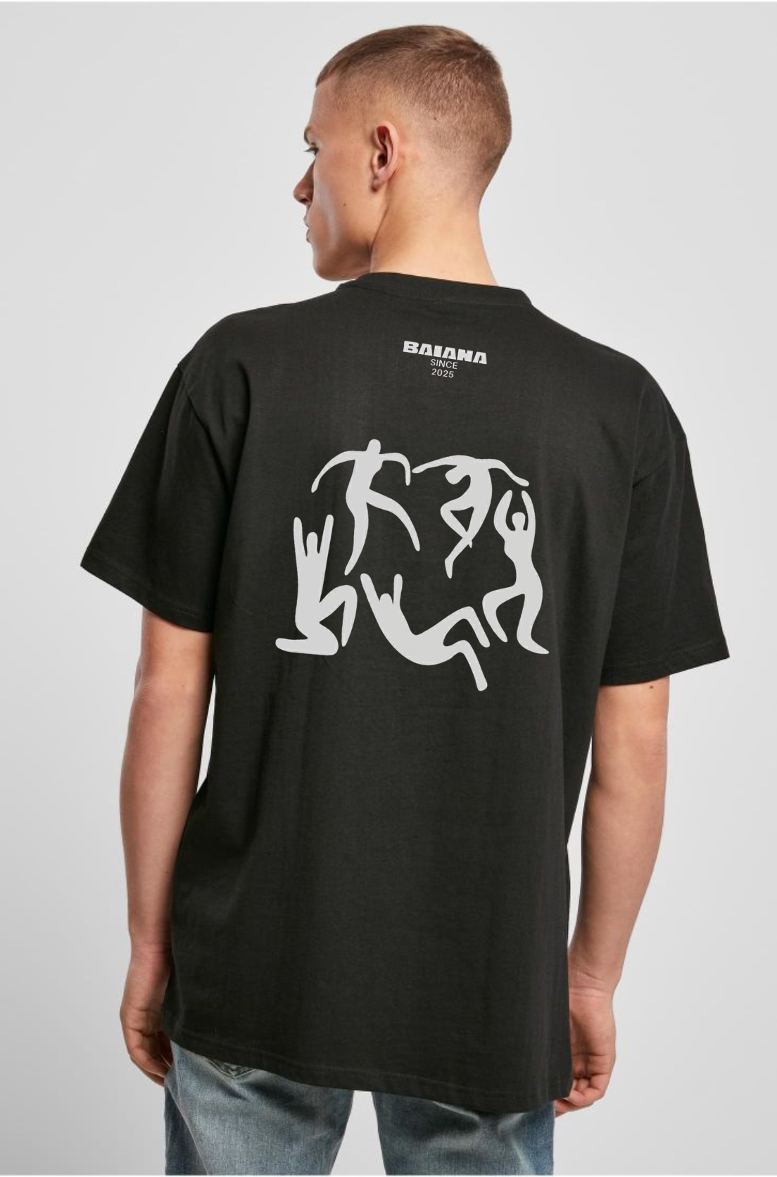 czarny tshirt z malym napisem baiana since 2025 umieszczonym na karku.Dodatkowo duza grafika na plecach. Na zdjeciu model pokazany od pasa w góre - widok z tyłu