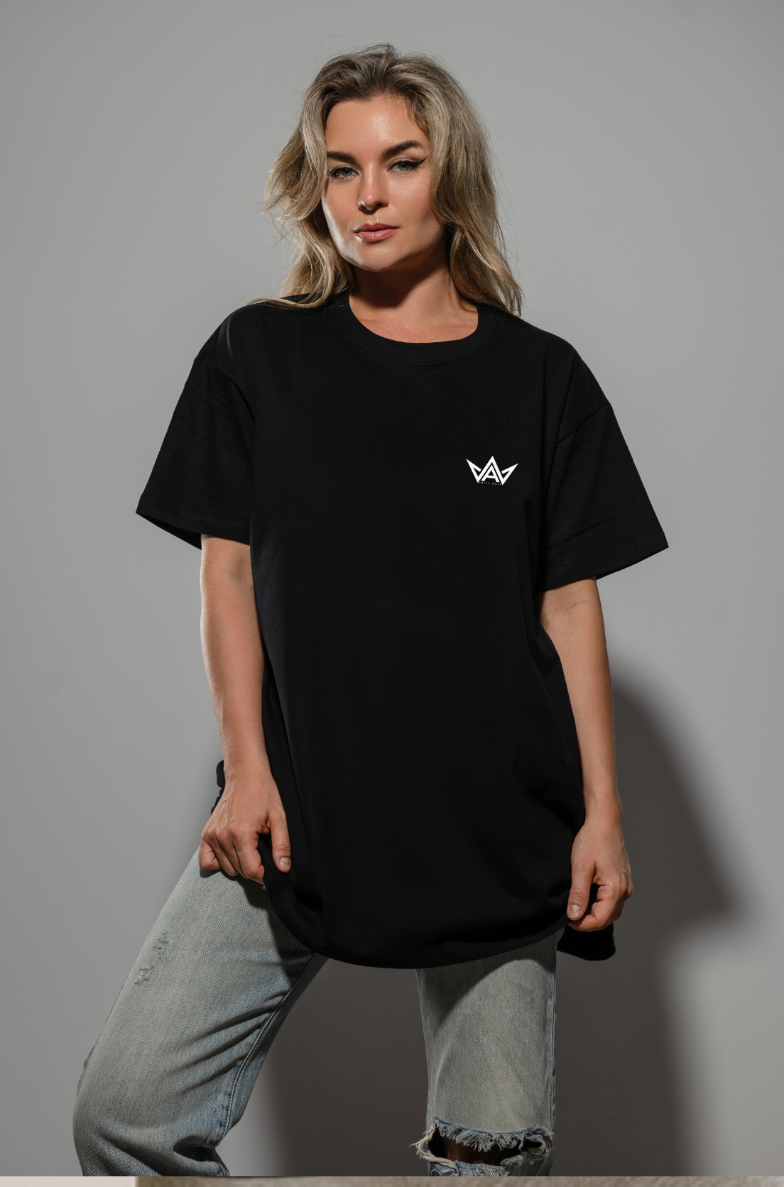 czarna  koszulka oversize, z białym logiem artia wear na piersi. prezentowane na modelce. widok z przodu.