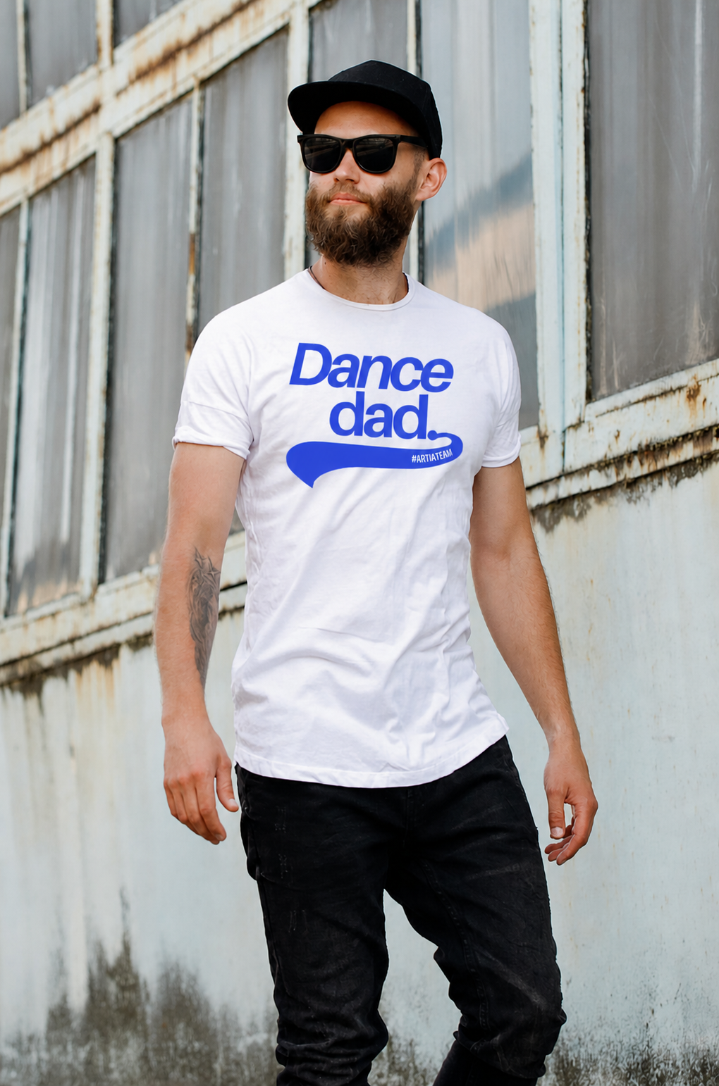 biała koszulka z niebieskim napisem dance dad. prezentowane na modelu. widok z przodu