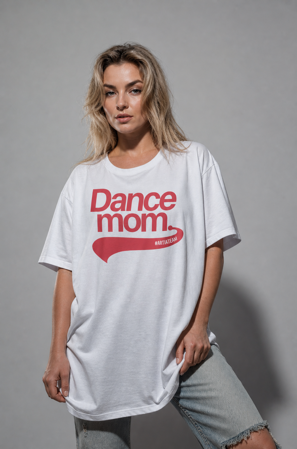 biała koszulka z czerwonym napisem dance  mom prezentowane na modelce. widok z przodu.