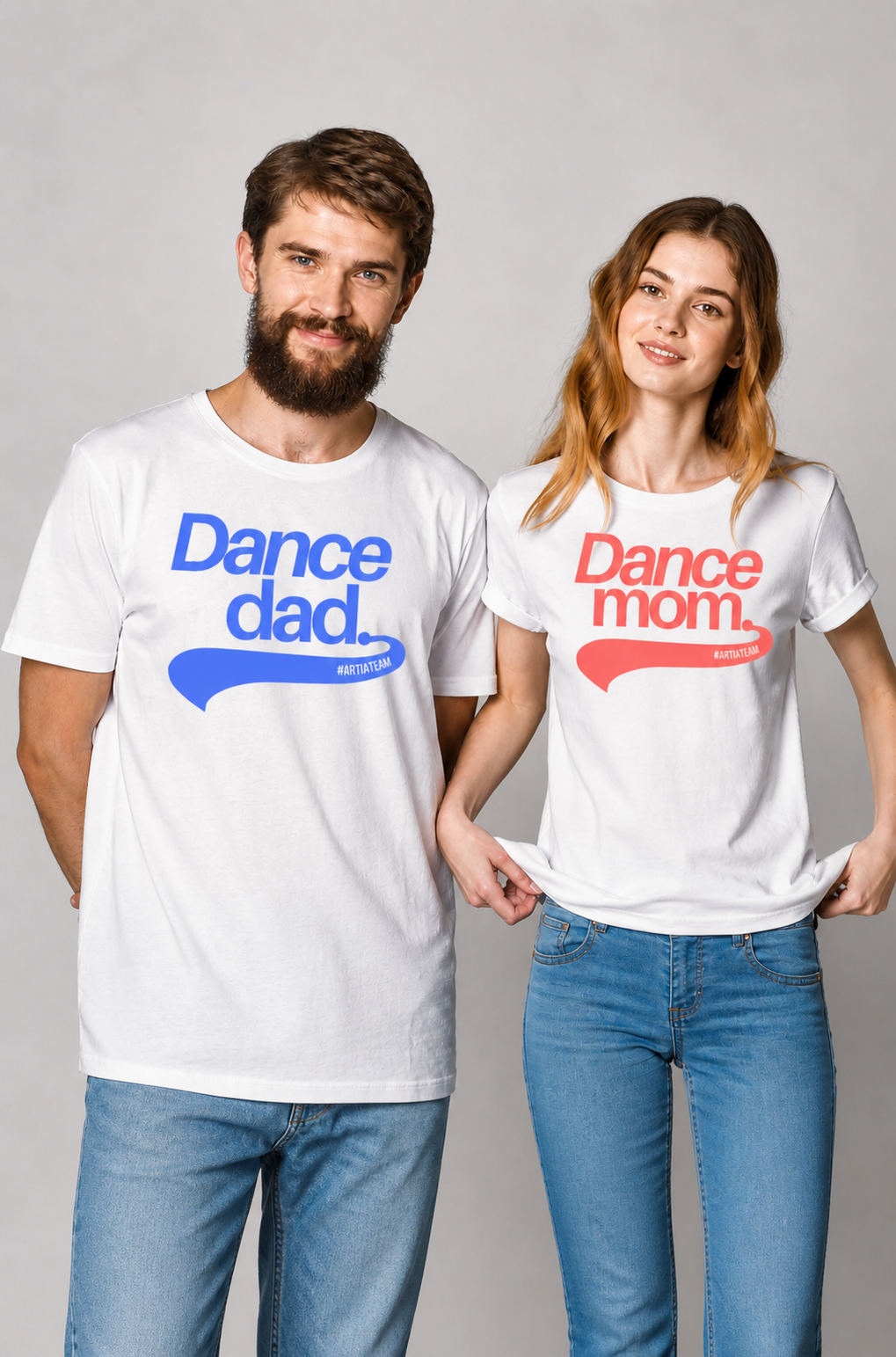 biała koszulka z niebieskim napisem dance dad prezentowane na modelu oraz czerwonym napisem dance mom prezentowane na modelce. widok z przodu. osoby stoją obok siebie.